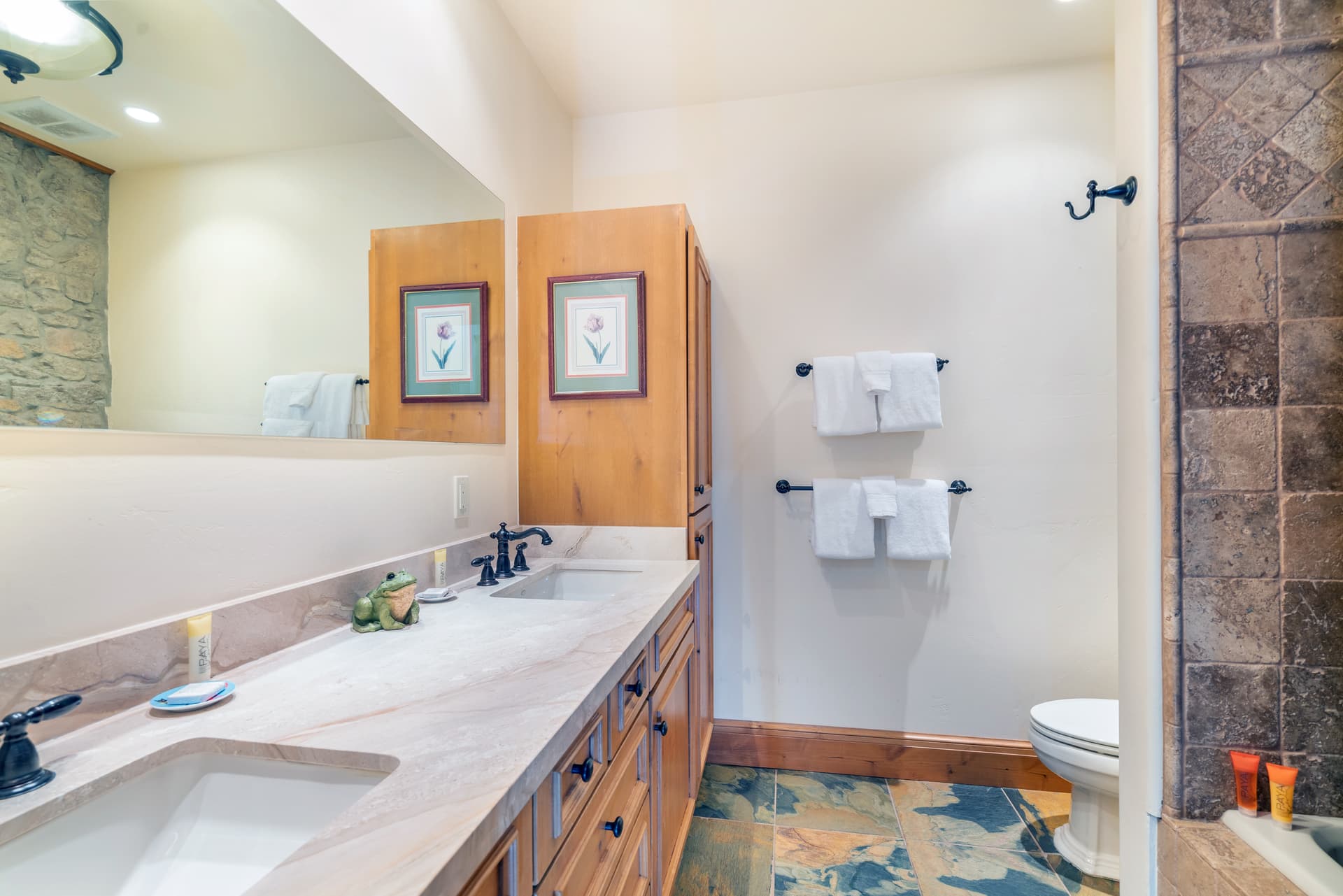 Large guest bathroom shared by queen room and bunk room