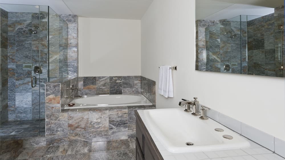 Deep soaking bathtub