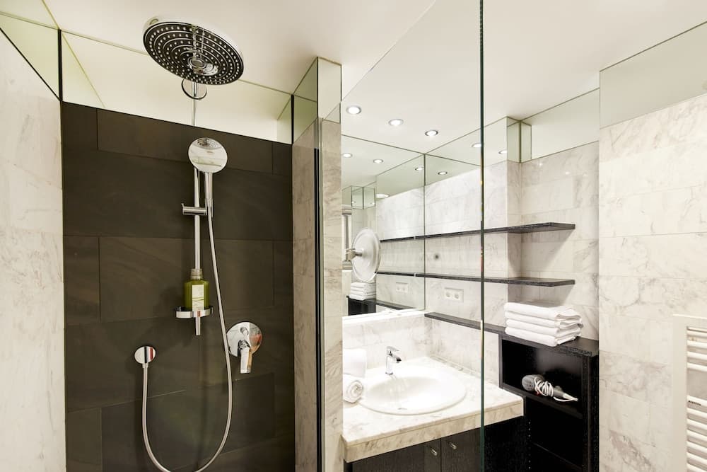 Deep soaking bathtub