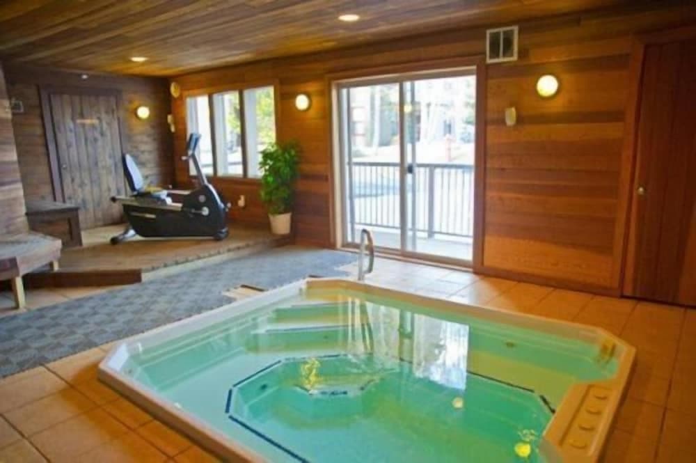 Indoor spa tub