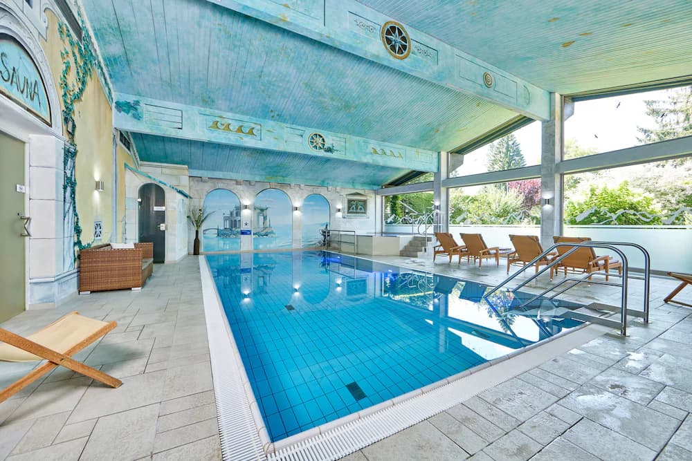 Exercise/lap pool