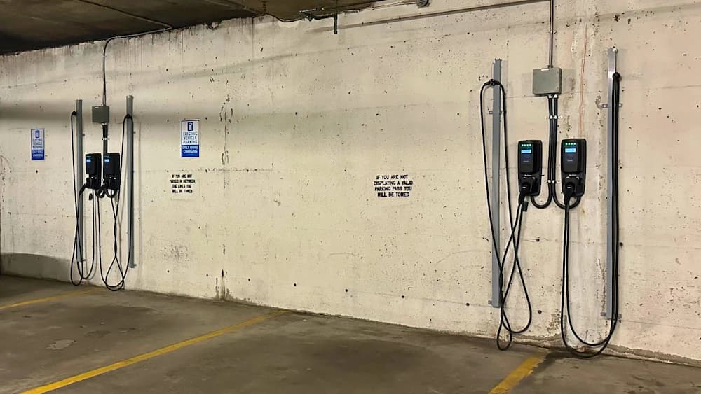 Electric vehicle charging station