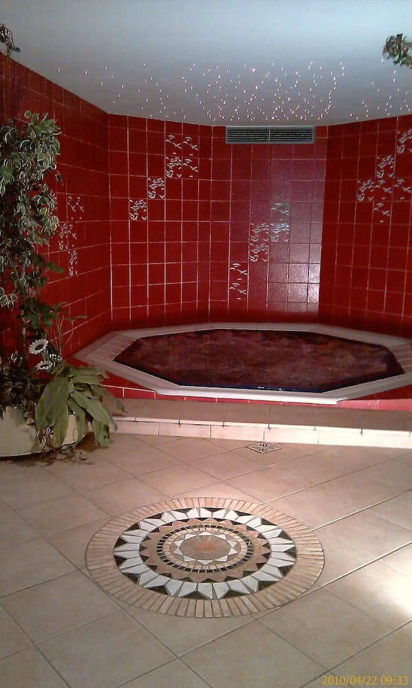 Indoor spa tub