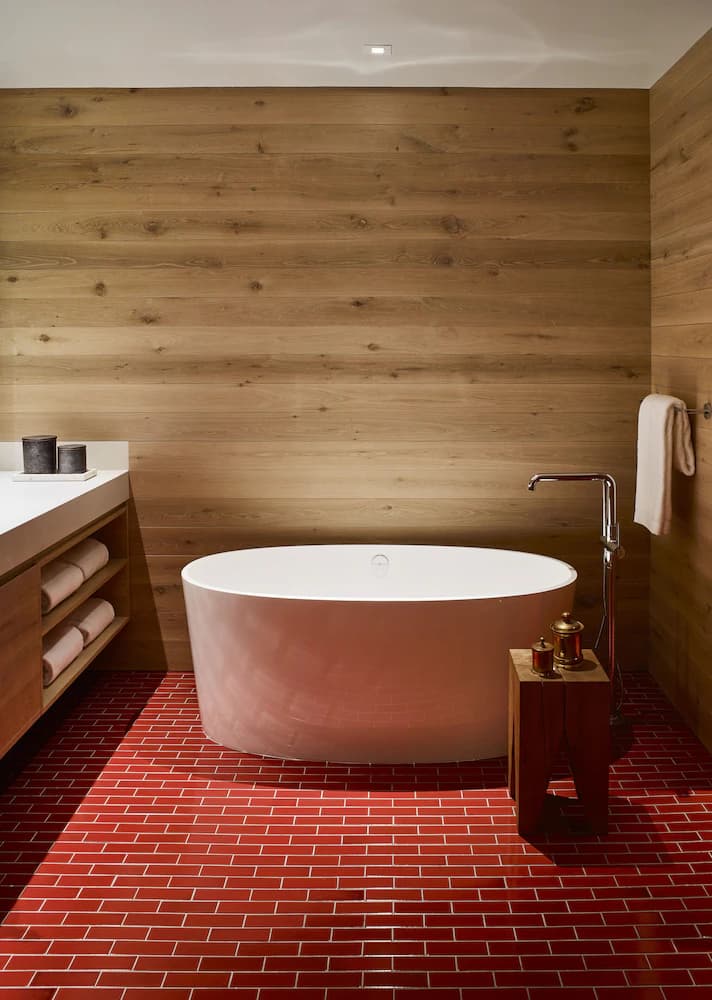Deep soaking bathtub