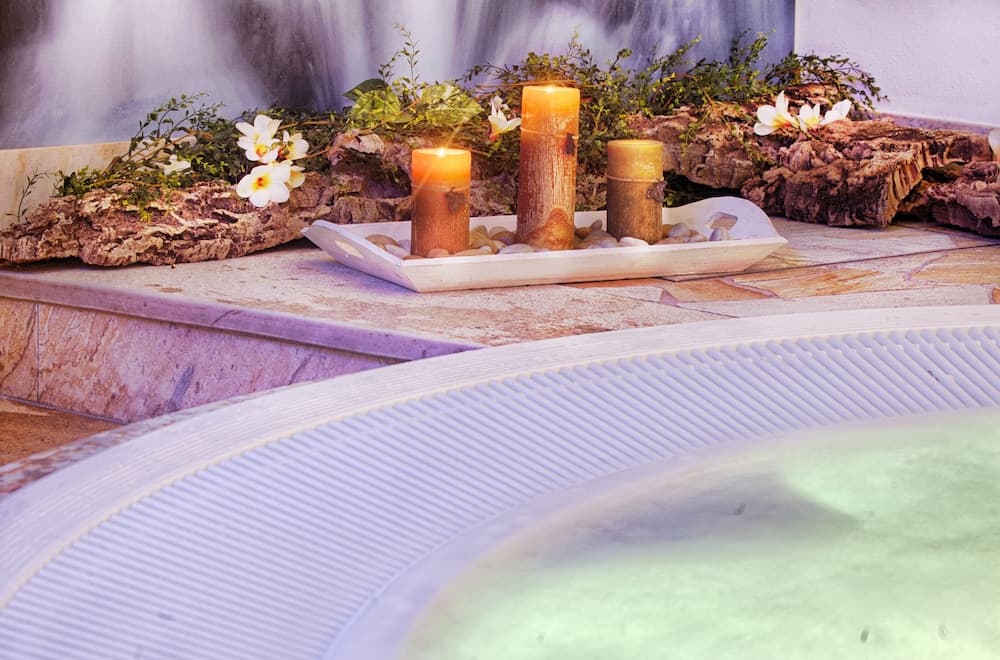 Indoor spa tub