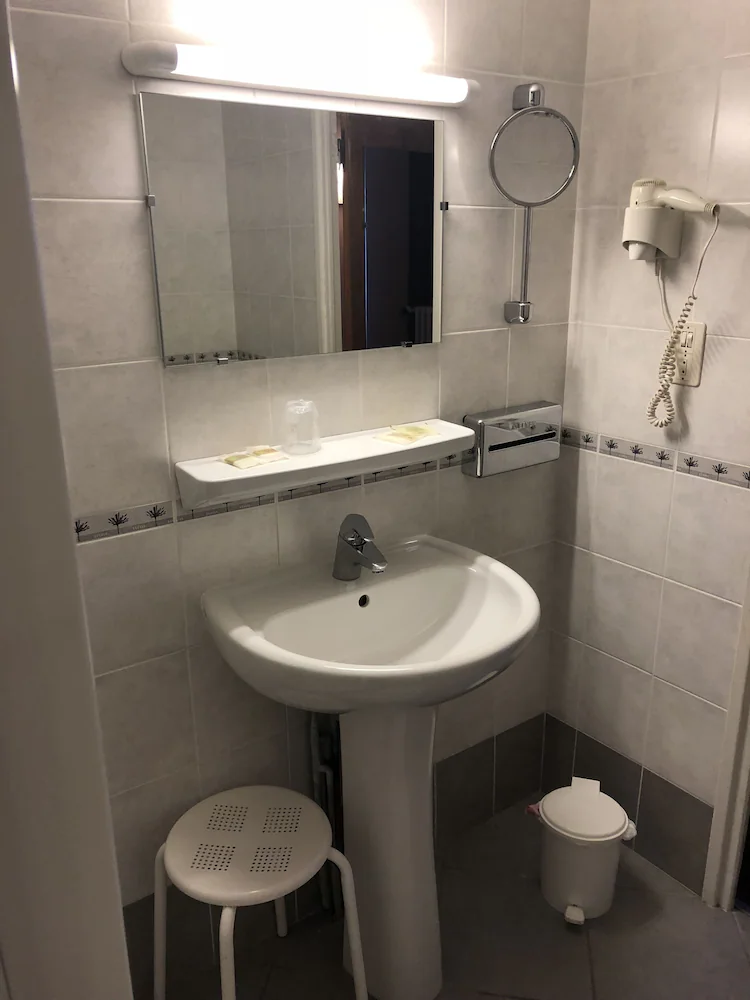 Bathroom sink