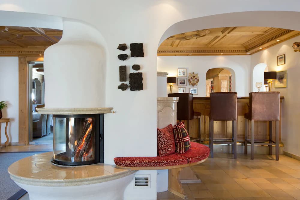 Lobby lounge