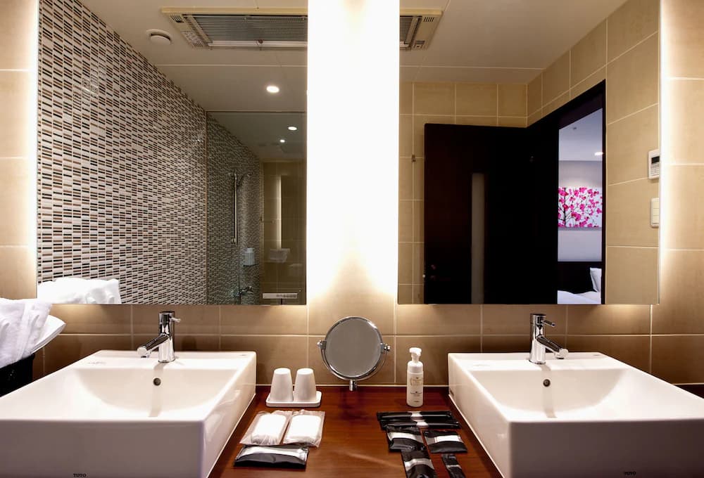 Bathroom sink